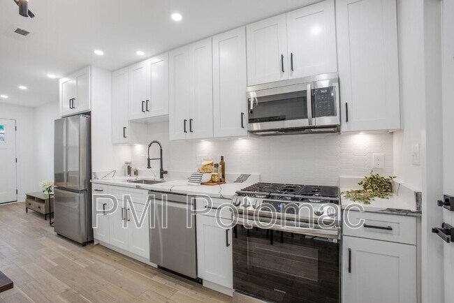 Building Photo - 702 19th St NE