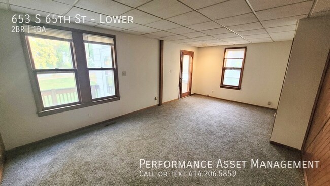 Building Photo - Cozy 2BED/1BATH Milw./West Allis Lower Unit