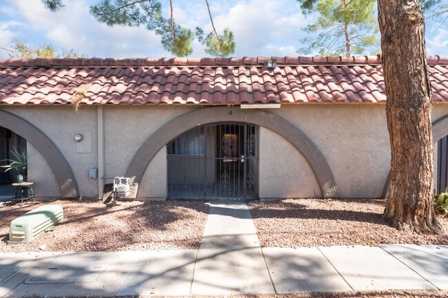 Building Photo - Two-bedroom, one bath single story townhou...