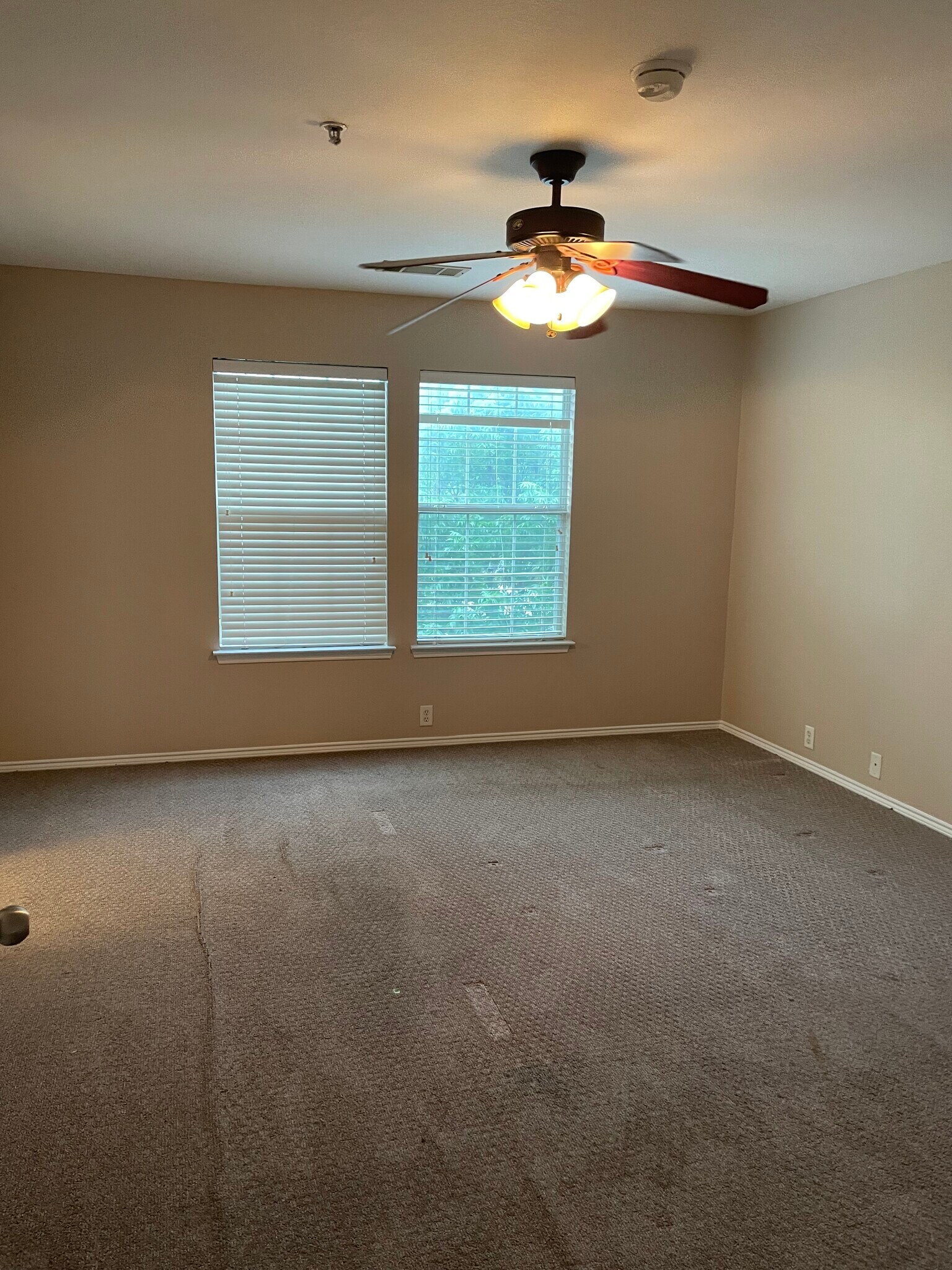 Building Photo - 2220 Stoneleigh Pl