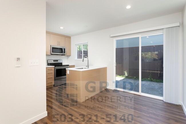 Building Photo - GPM392 - NE Everett St (T1)