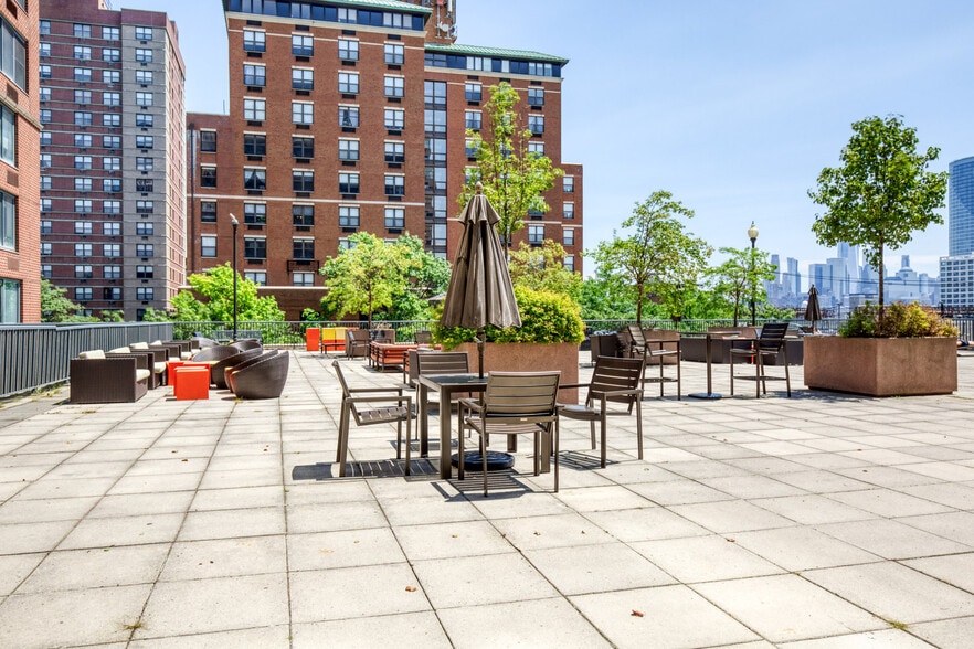 Building Photo - 77 Park Ave