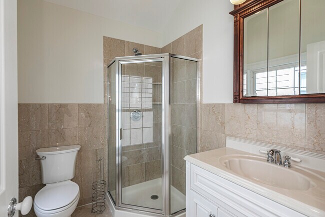 Building Photo - 35 Maple St