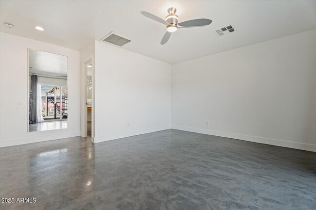 Building Photo - 8524 E Edgemont Ave