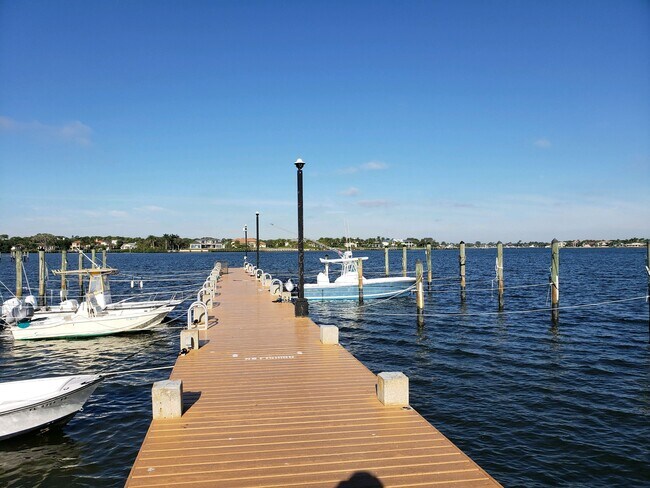 Building Photo - 825 Center St