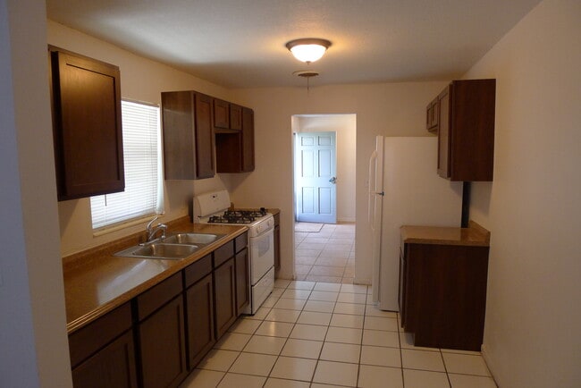 Building Photo - Rare 4-Bedroom Single-Family in Sky Lake close to Florida Mall