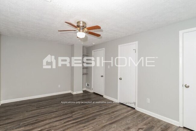 Building Photo - 517 Village Lane