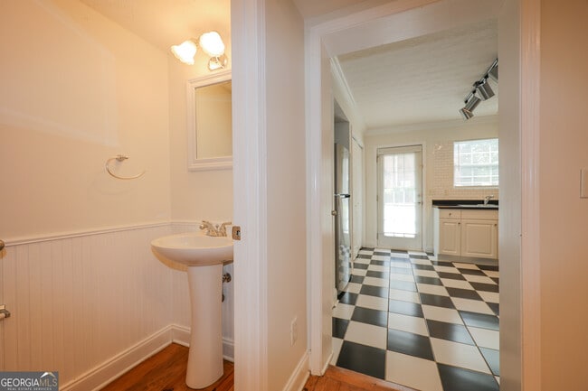 Building Photo - 37 Intown Pl
