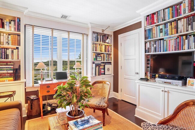 Building Photo - 10 Horse Meadow Ln