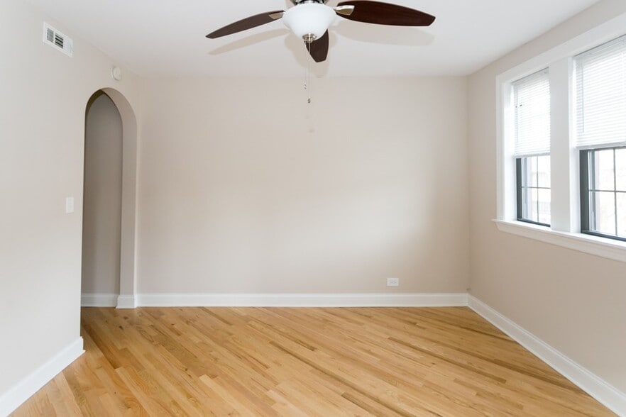 Building Photo - 946 Green Bay Rd