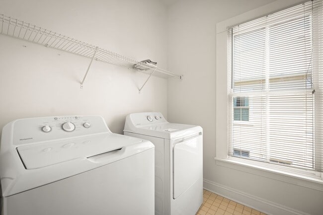 Building Photo - Charming 4 Bedroom 3 Bathroom Historical H...