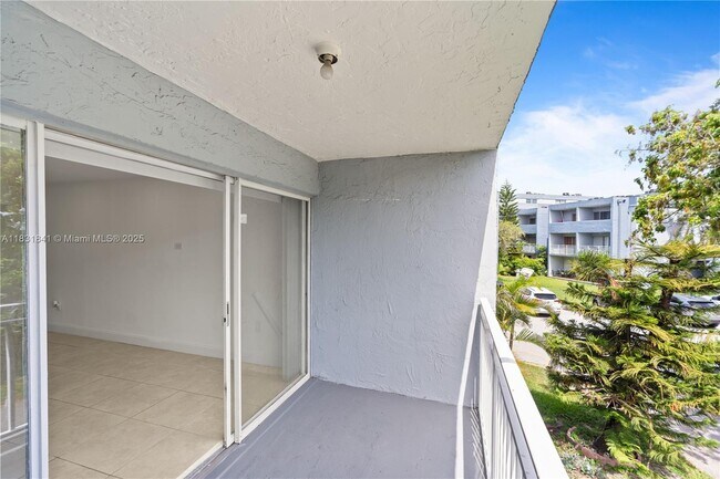Building Photo - 9373 Fontainebleau Blvd