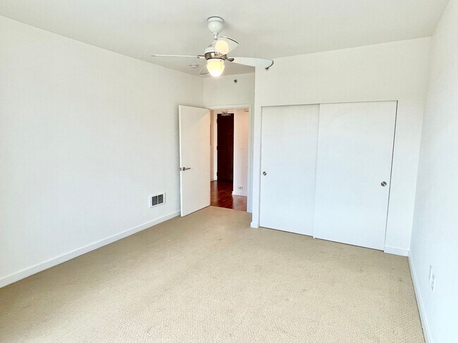 Building Photo - Full Service Luxury Living w/City Views, I...