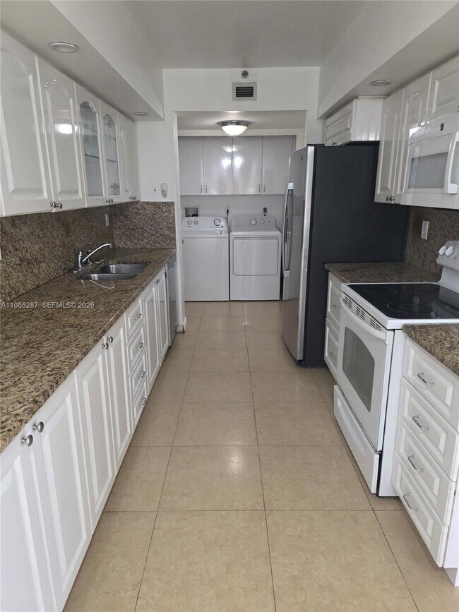 Building Photo - 19355 Turnberry Way