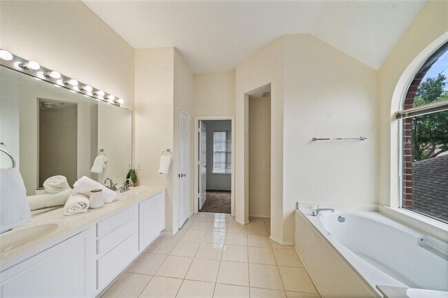 Building Photo - 11011 Hunting Path Ct