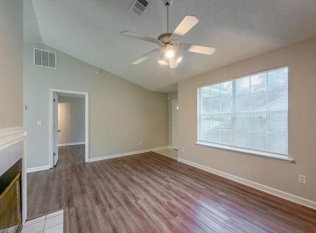Building Photo - LOVELY SE 3/2 w/ New Paint, Fireplace, Fenced Yard, Vaulted Ceilings, Washer/Dryer, & No Carpet! ...