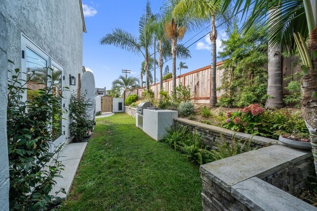 Building Photo - 253 Calle De Madera