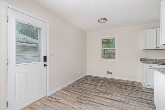 Building Photo - Spacious 5bed|2bath Home w/ Large Backyard...
