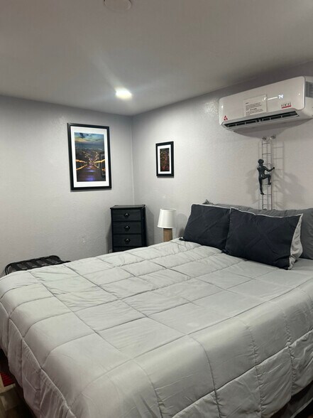 Building Photo - 2205 W Adams St