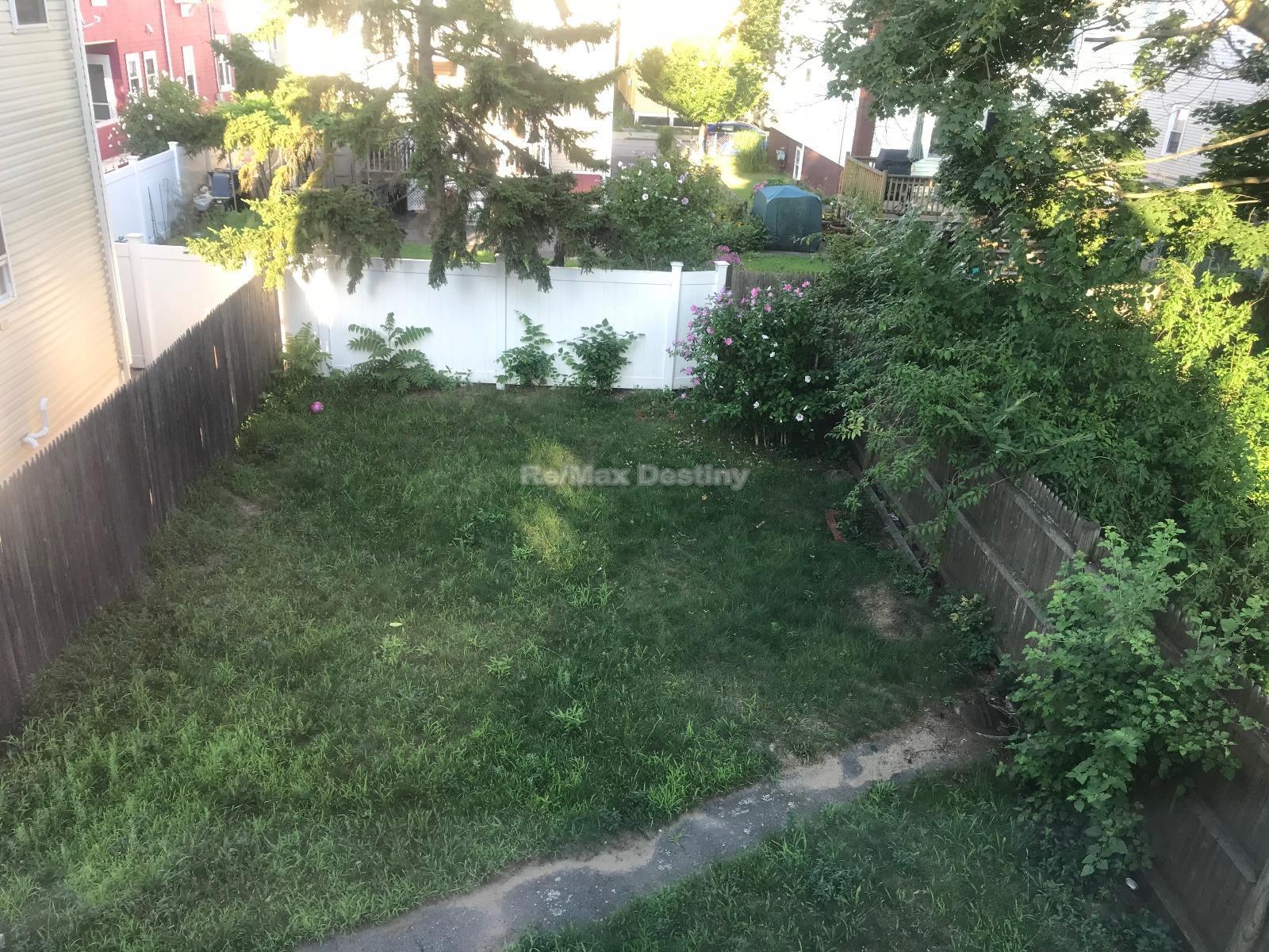 Building Photo - 198 Sherman St