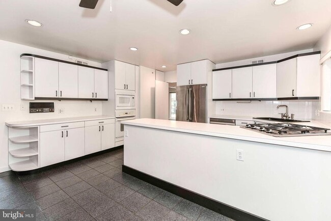 Building Photo - 3318 Mantua Dr
