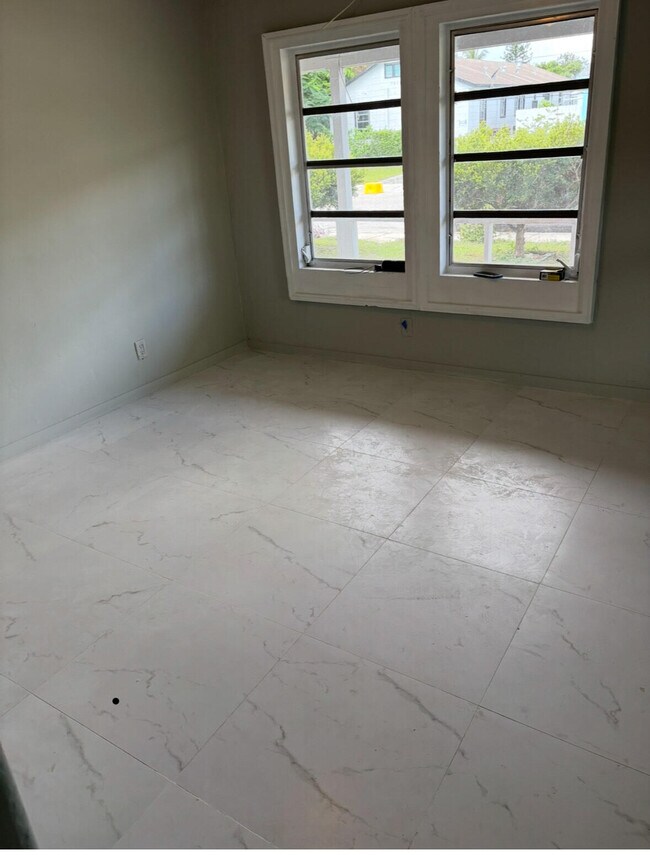 Building Photo - 706 N E St