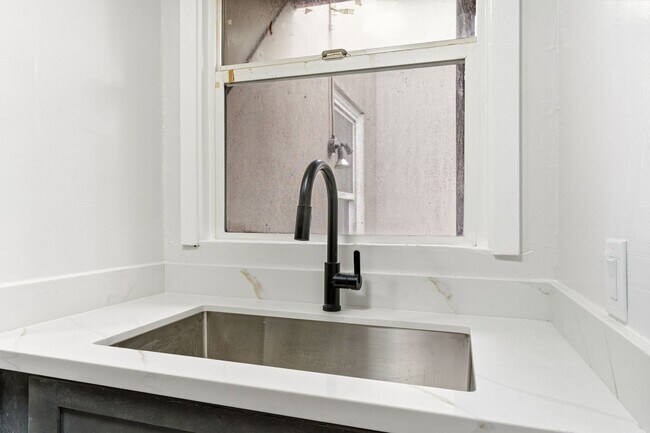 Building Photo - Freshly Renovated 1 Bed, 1 Bath Oakland Home with In-Unit Laundry