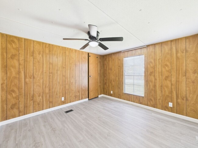 Building Photo - 3 Bedroom, 2 Bathroom Rental