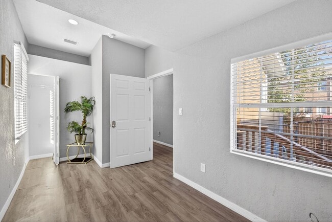 Building Photo - Updated Tampa Home – Prime Central Location 4 Beds - 2 Baths!