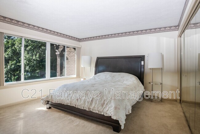 Building Photo - 804 Fairways Dr