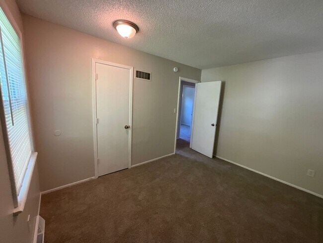 Building Photo - Beautiful three bedroom with fenced in yard