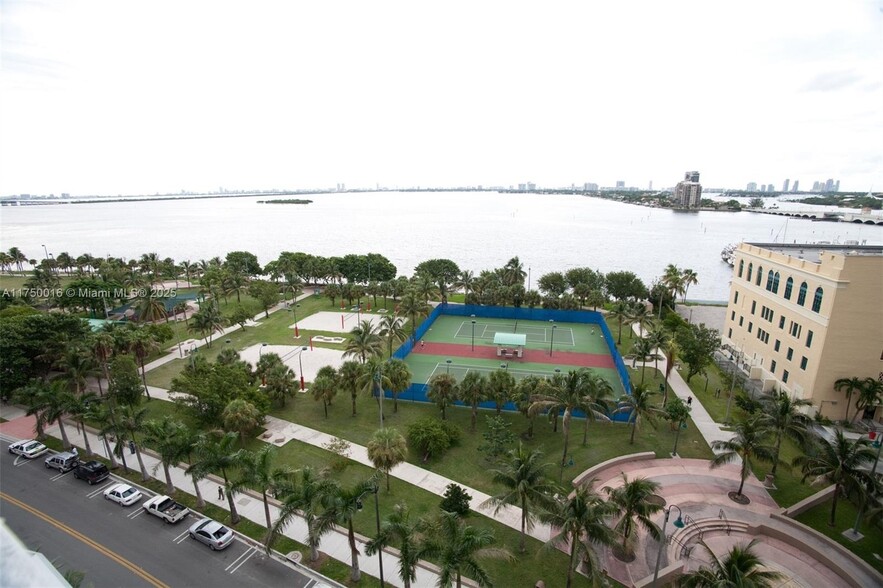 Building Photo - 1750 N Bayshore Dr