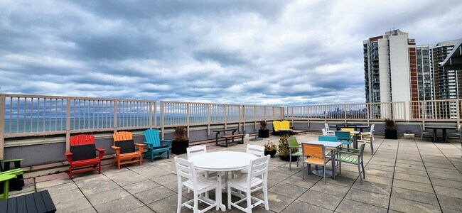 Building Photo - 6157 N Sheridan Rd