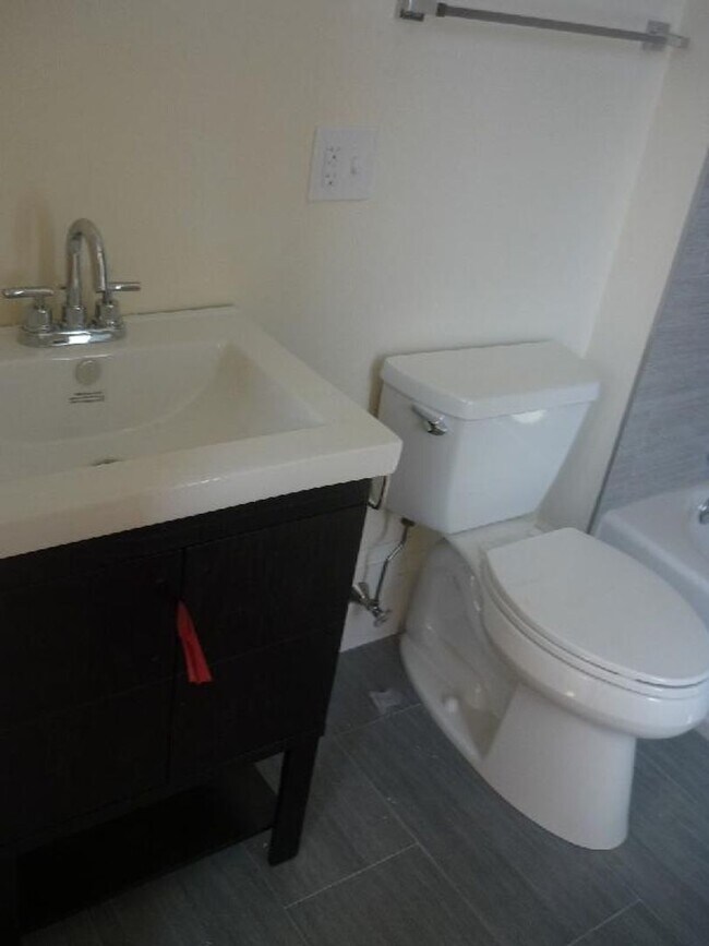 Building Photo - 10 Larose Pl