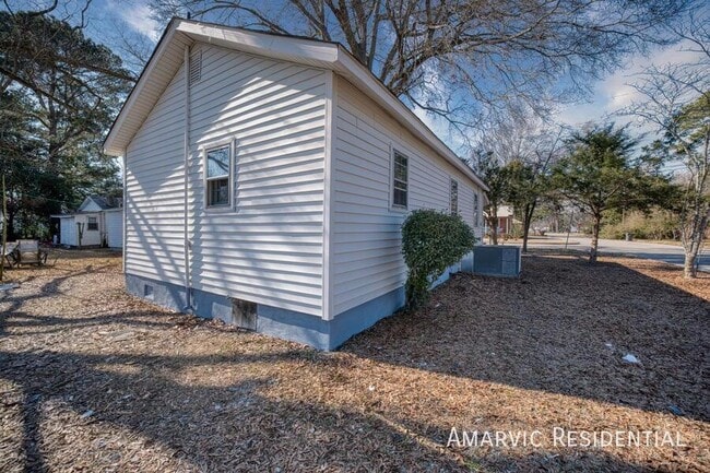 Building Photo - 3541 Zeno St