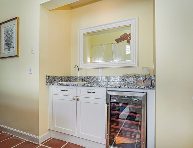 Building Photo - 8367 Baytree Dr