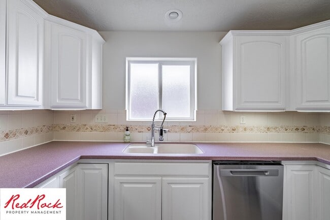 Building Photo - 3 Bedroom Home in Hurricane with Community Pool