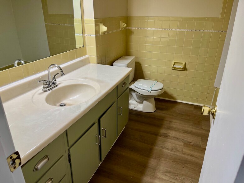 Building Photo - 221 Eisenhower Dr