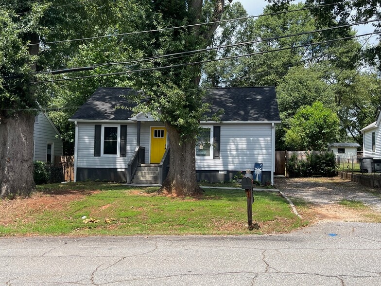 Front of house with side drive - 311 Paris Mountain Ave