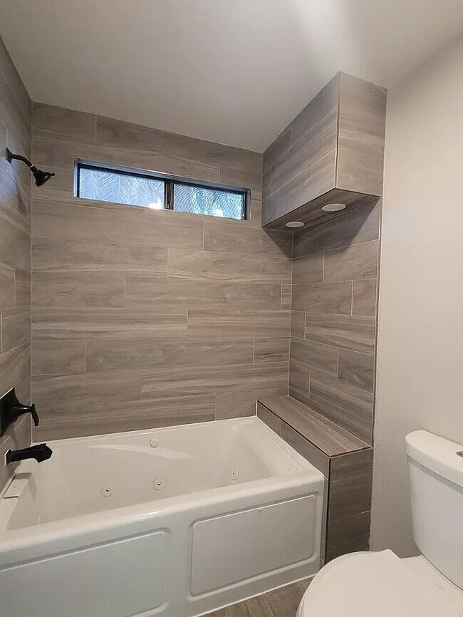 Building Photo - Stunning 4-bedroom home with pool