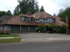 Building Photo - Beautiful Home in Bellevue Lakemont Area