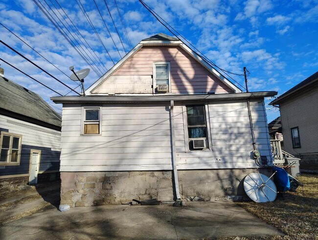 Building Photo - 353 W 26th St