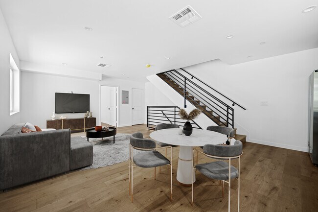Building Photo - 6832 Hazeltine Ave