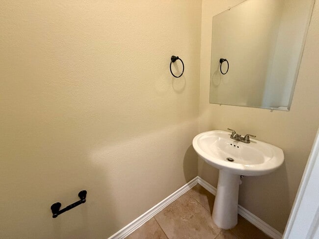 Building Photo - Beautiful 3 BR, 2.5 bath townhome located in the Judson School District