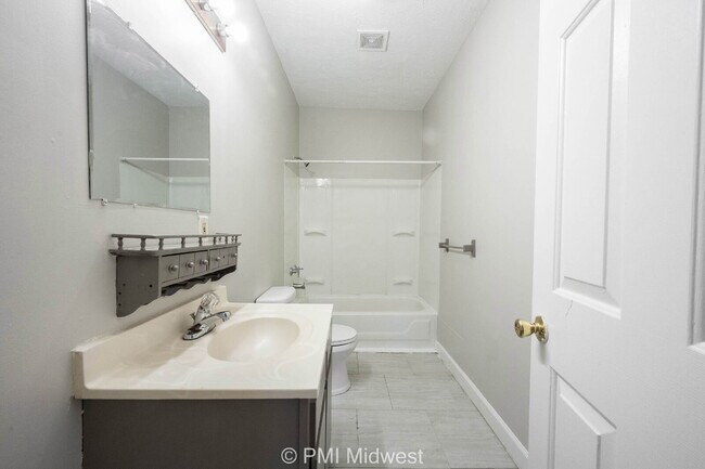Building Photo - "Cozy 1-Bedroom Gem in Kokomo's Heart – Id...