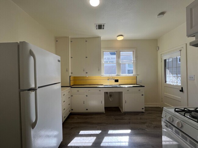 Building Photo - 1434