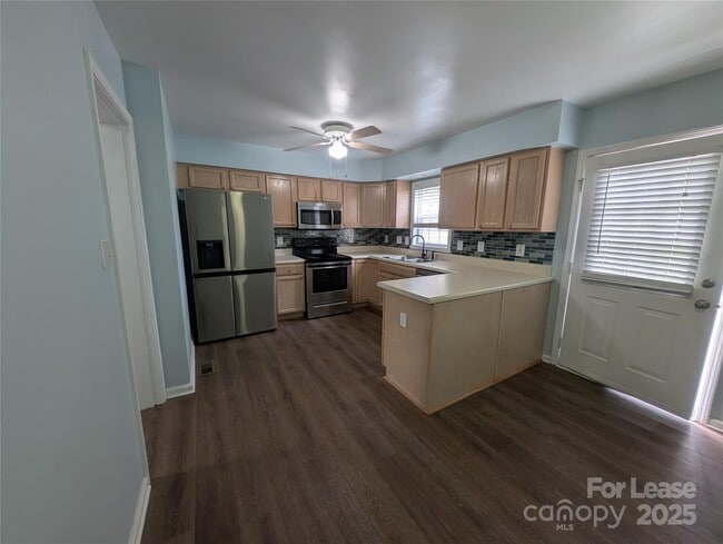 Building Photo - 1505 Flintwood Dr