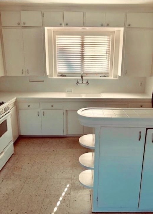 Kitchen - 2773 Lakewood Ave