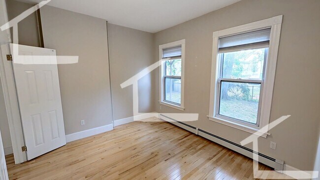 Building Photo - Charming 1.5 Bedroom