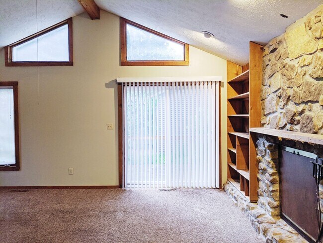 Building Photo - 208 S Hillsdale Dr